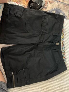 Lee natural fit Women’s Black Cargo Shorts size 10 only $8